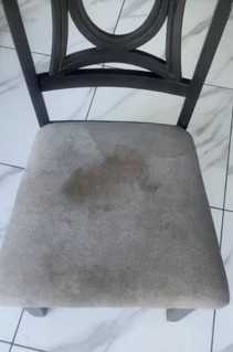 Cadeira estofada antes da limpeza