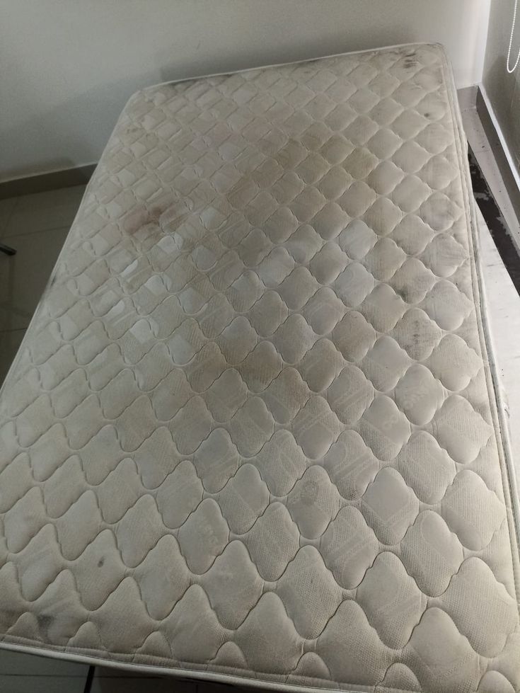 Colchão antes da limpeza e higienização